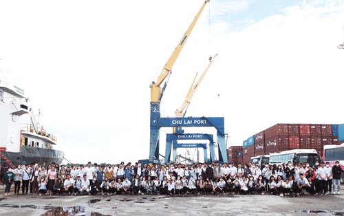 Sinh viên Đại học Đông Á tham quan kiến tập tại cảng quốc tế Chu Lai